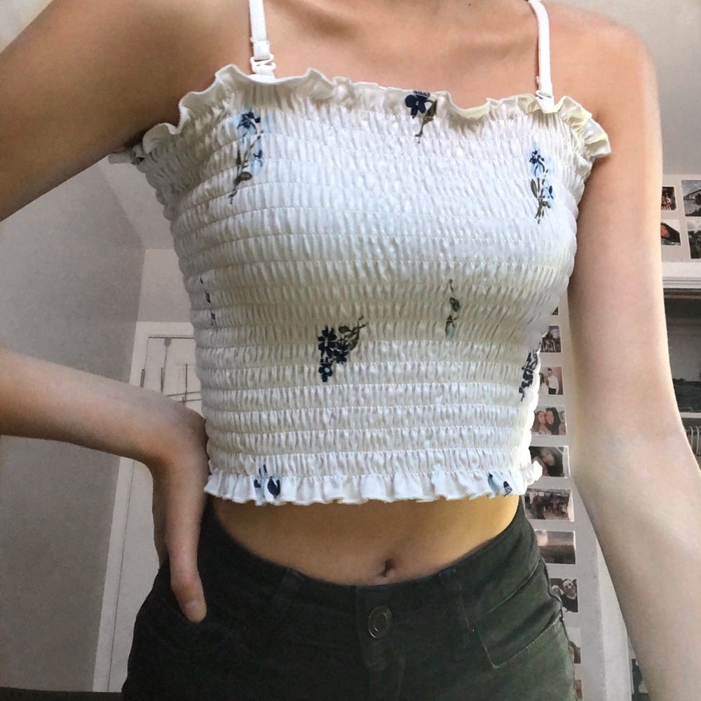 🦋2/$25🦋 WHITE FLORAL TUBE TOP